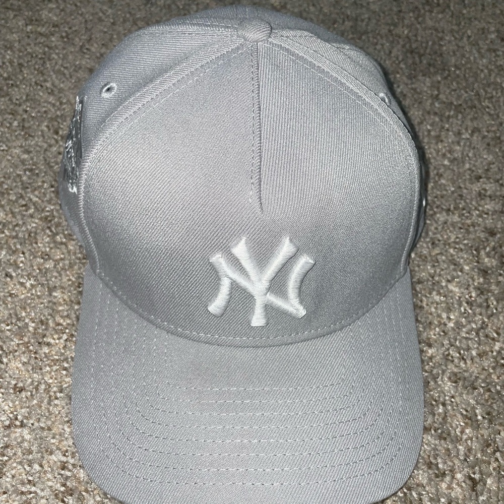 New Era 9Forty Gray New York Yankees SnapBack With White Embroidered Logo
